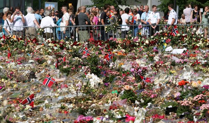 Auch acht Tage nach den Anschlägen von Oslo - am Samstag, 30. Juli 2011 - sind die Spuren in der Stadt immer noch deutlich sichtbar. Im Regierungsviertel wurden herausgesprengte Fenster mit Platten abgedeckt und überall in der Stadt gedenken die Menschen mit Blumen an die Getöteten.