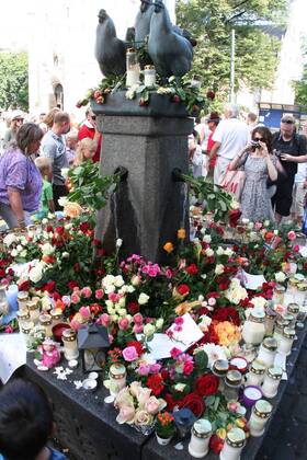 Auch acht Tage nach den Anschlägen von Oslo - am Samstag, 30. Juli 2011 - sind die Spuren in der Stadt immer noch deutlich sichtbar. Im Regierungsviertel wurden herausgesprengte Fenster mit Platten abgedeckt und überall in der Stadt gedenken die Menschen mit Blumen an die Getöteten.