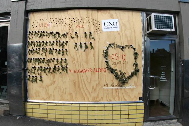 Auch acht Tage nach den Anschlägen von Oslo - am Samstag, 30. Juli 2011 - sind die Spuren in der Stadt immer noch deutlich sichtbar. Im Regierungsviertel wurden herausgesprengte Fenster mit Platten abgedeckt und überall in der Stadt gedenken die Menschen mit Blumen an die Getöteten.