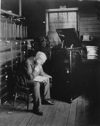 Thomas Edison listening to new disc phono Edison, Thomas Alva (the Wizard of Menlo Park) US inventor; opened research laboratory in Menlo Park, New Jersey 1876 (moved to West Orange, New Jersey 1887); invented phonograph (1st demonstrated 1877); invented incandescent electric light 1879; invented kinetograph camera and kinetoscope motion-picture viewer (patented 1891) _1847-1931 Mono Print UnitedArchives0810140