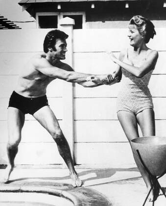 Clint Eastwood playing with his first wife , Maggie Johnson , around the swimming pool . Mono Print UnitedArchives1224974