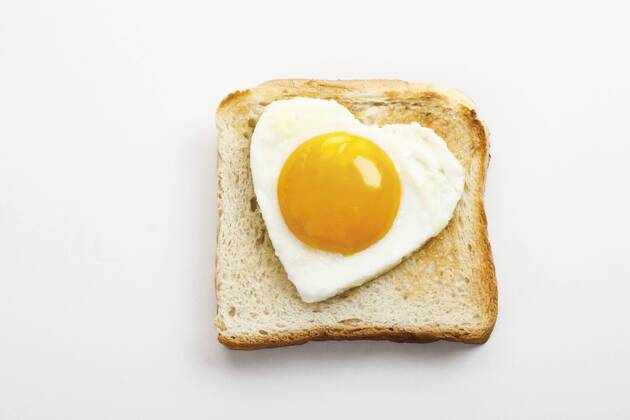 Toast mit Spiegelei in Herzform ibxkim02060037