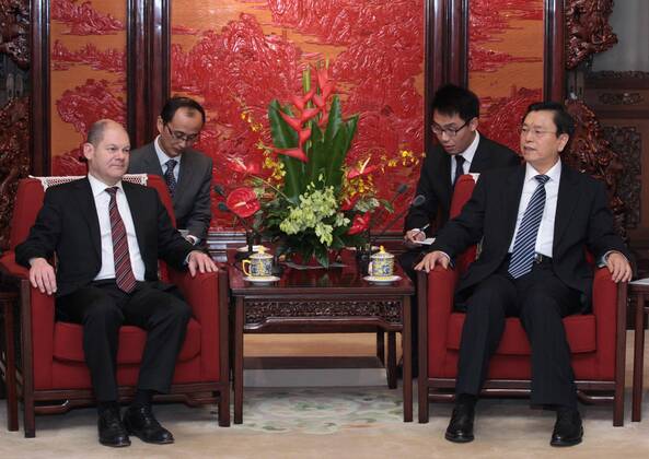 (111114) -- BEIJING, Nov. 14, 2011 (Xinhua) -- China s Vice Premier Zhang Dejiang (R) meets with Hamburg Mayor Olaf Scholz from Germany in Beijing, China, Nov. 14, 2011. (Xinhua Pang Xinglei) (hdt) CHINA-BEIJING-ZHANG DEJIANG-GERMANY-HAMBURG-MEETING (CN) 