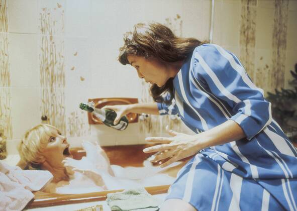 Elke Sommer (li.) mit Zoli Marki 08 84 vZ Frau Fernsehen TV Film Schauspiel Kino Szene Filmszene Spielszene Badewanne Wanne Badezimmer Bad Flasche Sekt Glas Gespräch halb quer