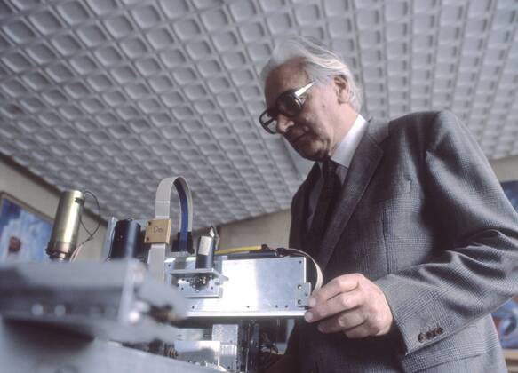 Konrad Zuse (Erfinder, Wissenschaftler) 10 84 chow Erfinder des Computers Wissenschaftler Wissenschaften Wissenschaft Informatiker Informatik Informatikwissenschaftler Informatikwissenschaft Personal Computer PC Computerwissenschaftler Computerwissenschaften Computertechnologie Technologie Computertechnologien Informationstechnologie grauhaarig weißhaarig Brille Jackett Krawatte Hemd Sakko Gerät Technik Versuch quer Querformat halb gestorben am 18.12.1995 in Hünfeld bei Fulda