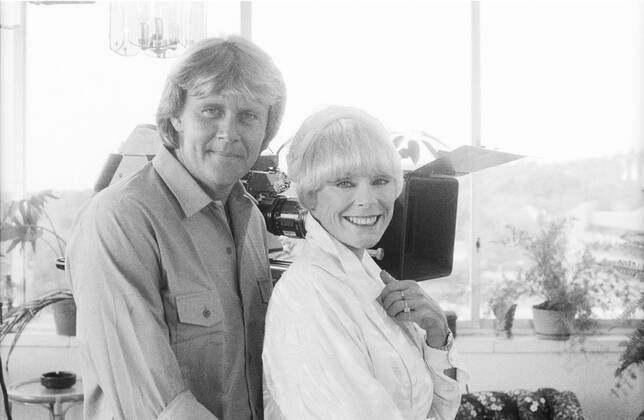 Elke Sommer und Howard Carpendale 08 84 - Elke Sommer und Howard Carpendale im August 1984 am Rande von Dreharbeiten zu Niemand weint für immer in Südafrika Deutschland deutsch Deutsche Frau Schauspielerin Schauspiel Film TV Fernsehen Kino Filmset Kamera Filmaufnahmen Drehort Südafrikaner Mann Schauspieler Sänger Gesang Schlager Schlagersänger Komponist German south african actor actress composer singer quer halb stehend lächelnd Pose posierend sw