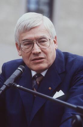 Christian Schwarz-Schilling (CDU-Politiker) 06 87 ru Mann Politik Politiker Partei CDU weißhaarig grauhaarig kurzhaarig kurze graue weiße Haare seriös Hemd Jackett Krawatte Brille sitzend sprechend Mikrophon aufstützend halb hoch