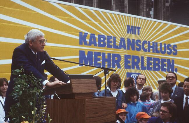 Christian Schwarz-Schilling (CDU-Politiker) 06 87 teu Mann Politik Politiker Partei CDU weißhaarig grauhaarig kurzhaarig kurze graue weiße Haare seriös Hemd Jackett Krawatte Brille stehend Rede haltend sprechend Mikrophon aufstützend Menschen Leute im Hintergrund Logo Schild Mit Kabelanschluss mehr erleben Podium halb quer