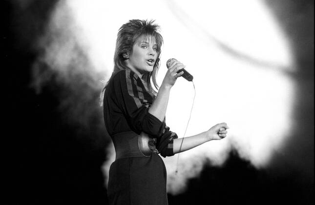 Nicki (Sängerin) 09 87 rag Nicki im September 1987 bei einer Aids-Gala in München Deutschland deutsch Deutsche Frau Gesang Musik Musikerin Sängerin Komponistin Doris Andrea Hrda Auftritt Konzert Bühne quer halb stehend singend gestikulierend sw