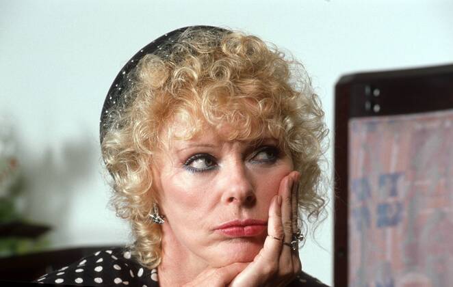 Elke Sommer 10 89 hör Frau Fernsehen Film Schauspiel blond kurzhaarig Gesellschaft seriös quer Portrait Hut Bluse gepunktet Grimasse Hand Gesicht