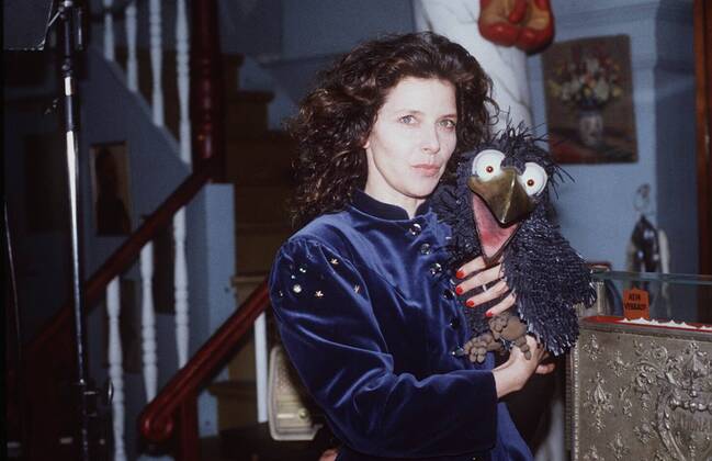 Adelheid Arndt mit Puppe Rudi Siebenstein 03 92 ker Frau Fernsehen TV dunkelhaarig Locken quer halb stehend Szene Filmszene Puppe Rabe Vogel neutral langhaarig