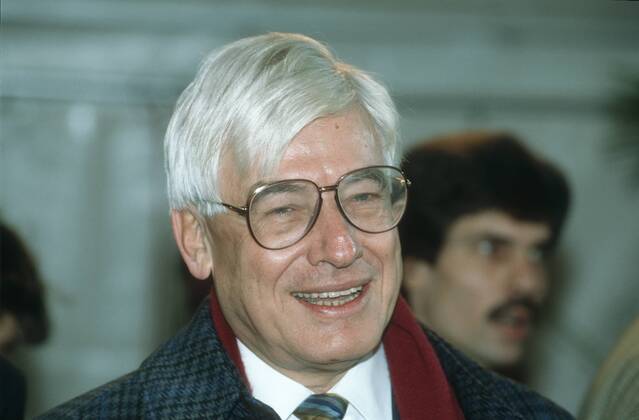 Dr. Christian Schwarz-Schilling 11 92 te Mann Politik CDU weißhaarig seriös Jacke Krawatte quer Portrait Brille sprechend