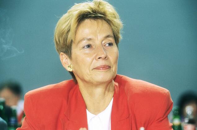 Christine Bergmann 06 93 pp Frau Politik SPD blond kurzhaarig seriös Blazer rot seriös quer Portrait lächelnd