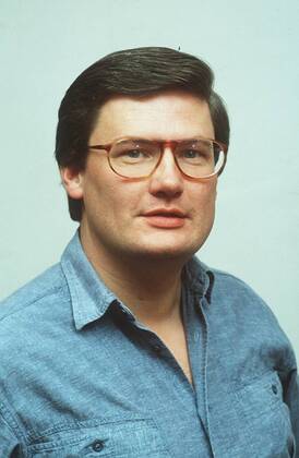Sigmund Gottlieb 09 89 ru Mann Journalismus Moderation News Brille dunkelhaarig leger hoch Portrait neutral
