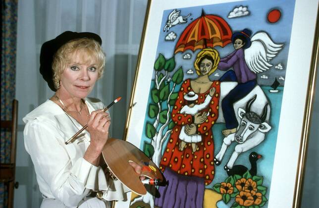 Elke Sommer 11 95 am Frau Fernsehen TV Film Schauspiel blond kurzhaarig Locken Malerei seriös Bluse Hut quer halb stehend Bild malend