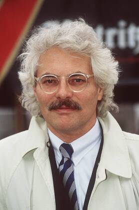 Thomas Roth 09 95 bü Mann Journalismus TV Fernsehen weißhaarig Schnäuzer Brille seriös Krawatte Mantel Auslandskorrespondenz hoch Portrait draußen neutral