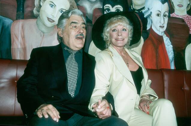 Mario Adorf und Elke Sommer 11 96 mo Fernsehen TV Film Schauspiel Kino Premiere sitzend Sofa rot Bild Gemälde seriös händehaltend halb quer
