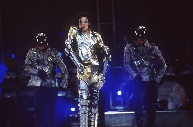 Michael Jackson (Sänger) 05 97 her Mann Musik Gesang Pop USA dunkelhaarig langhaarig Auftritt Bühne Dekoration Verkleidung glänzend silber gold tanzend singend ganz hoch