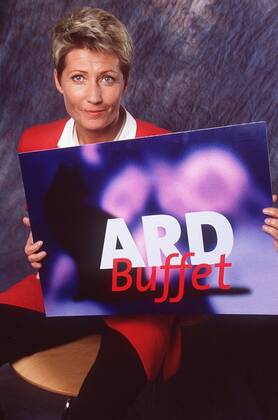Jacqueline Stuhler (TV-Moderatorin) 11 97 her Frau Fernsehen TV Moderation blond kurzhaarig seriös Blazer rot hoch halb sitzend Stuhl Logo lächelnd ARD Buffet