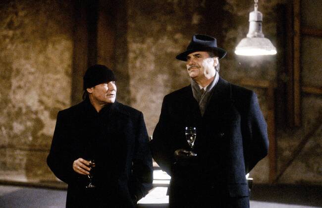 Klaus Maria Brandauer (li.) mit Peter Simonischek im Theater- stück Speer 01 98 te Mann Schauspiel Bühne Theater Auftritt Verkleidung Mantel Kulisse Dekoration Tisch Lampe halb quer Unterlagen stehend Gespräch Glas haltend Theaterstück Getränk