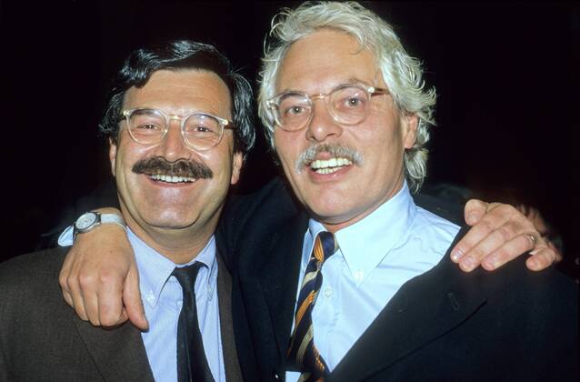 Nikolaus Brender (li.) mit Thomas Roth 10 99 ort Mann Journalismus Fernsehen TV TV-Journalist kurzhaarig Schnäuzer Brille seriös Jackett Hemd Krawatte stehend Saal Halle dunkel Portrait quer angelehnt umarmend lächelnd Hanns-Joachim-Friedrichs-Preis am 18.10.1999 in Köln