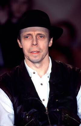 Prof. Gunther von Hagens (Anatom, Präparator) 02 00 her Mann Wissenschaft Forschung Untersuchung Anatomie Biologie Medizin Gesundheit Leichen tote Menschen Untersuchungen Naturwissenschaft dunkelhaarig kurzhaarig leger Hemd weiß Weste schwarz Hut sitzend Saal Halle dunkel Studio Show Talkshow halb hoch nachdenklich lächelnd zuhörend NDR Talk Show (NDR) am 18.02.2000 in Hamburg