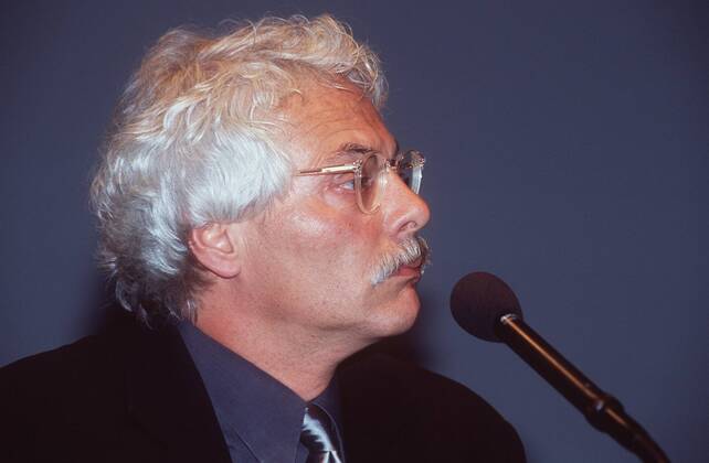 Thomas Roth (TV-Journalist) 06 00 pp Mann Journalismus TV Fernsehen Korrespondent Korrespondenz weißhaarig kurzhaarig Locken Schnäuzer Brille seriös Jackett Hemd Krawatte sitzend Saal Halle dunkel Portrait quer nachdenklich zuhörend Profil Mikrophon Fototermin Medienforum NRW am 06.06.2000 in Köln