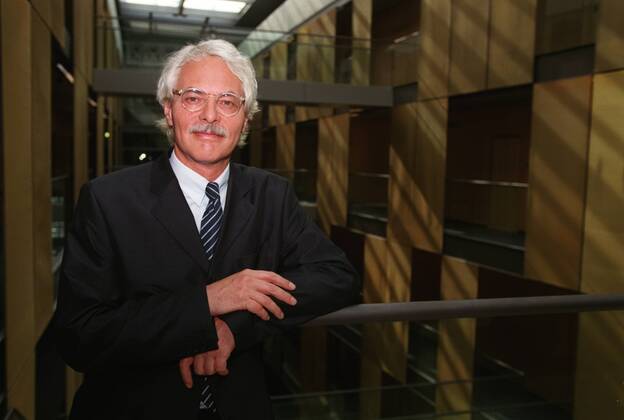 Thomas Roth (TV-Journalist) 07 02 te Mann Journalismus TV Fernsehen Korrespondent Korrespondenz weißhaarig kurzhaarig Schnäuzer Brille seriös Jackett Hemd Krawatte stehend Flur Treppenhaus Halle halb quer lächelnd posierend aufstützend Geländer Fototermin Thomas Roth am 30.07.2002 in Berlin