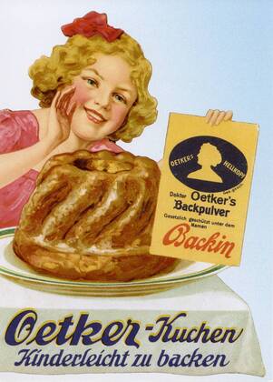 Backpulver-Werbung der Firma Dr. Oetker in den 1920er Jahren 09 02 teu A. August Oetker Wirtschaft Lebensmittel Lebensmittelkonzern Konzern Unternehmen Hersteller Firma Fabrik Backzutaten Bielefeld historisch historische historisches Aufnahme Bild Foto gegründet 1891 Werbung Reklame Logo Zeichnung Gugelhupf Rührkuchen Kuchen hoch Schriftzug Oetker-Kuchen kinderleicht zu backen Backpulver Backin Marke Markenprodukt Markenname Mädchen pausbackig Feature Symbol historisch Jubiläum Geburtstag 150