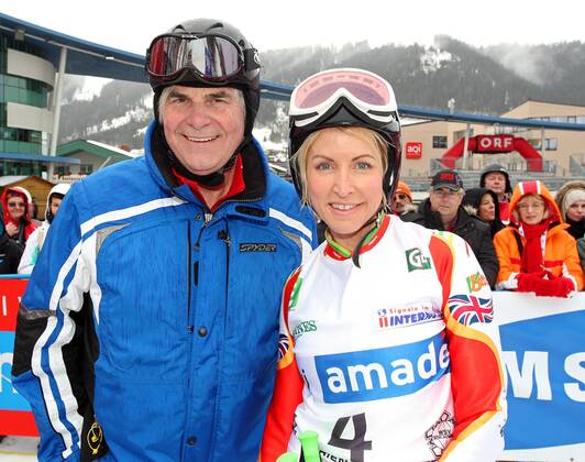 GEPA-23011241038 - SCHLADMING,AUSTRIA,23.JAN.12 - SKI ALPIN, SPORT DIVERS, SPORTHILFE - FIS Weltcup, Slalom der Herren, Nightrace, Nachtslalom, Vorberichte, Ski for Gold, Charity Prominenten-Rennen. Bild zeigt Peter Simonischek und Heather Mills.