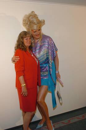 Olivia Jones (Travestiekünstlerin) mit ihrer Mutter Evelyn Roth 08 05 her Mann Frau Kunst Künstler Travestiekünstler Travestie hoch Hochformat ganz Verkleidung Drag-Queen Fernsehen TV Film Schauspiel Schauspielerin Model Politik parteilos parteilose leger Perücke Hochsteckfrisur blond stark geschminkt Make-up Lidschatten Lippenstift falsche Wimpern Kette Kleid Minirock Armband Perlenkette Armkette Ohrringe Schmuck Ring blaue Schuhe roter Blazer Rock lange Haare stehend umarmend Umarmung lächelnd lächeln Fototermin zu Herman & Tietjen am 19.08.2005 in Hamburg