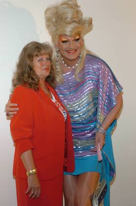 Olivia Jones (Travestiekünstlerin) mit ihrer Mutter Evelyn Roth 08 05 her Mann Frau Kunst Künstler Travestiekünstler Travestie hoch Hochformat halb kleidung Drag-Queen Fernsehen TV Film Schauspiel Schauspielerin Model Politik parteilos parteilose leger Perücke Hochsteckfrisur blond stark geschminkt Make-up Lidschatten Lippenstift falsche Wimpern Kette Kleid Minirock Armband Perlenkette Armkette Ohrringe Schmuck Ring blaue Schuhe roter Blazer Rock lange Haare stehend umarmend Umarmung lächelnd lächeln lachen lachend Fototermin zu Herman & Tietjen am 19.08.2005 in Hamburg