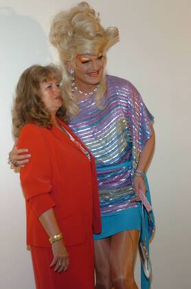 Olivia Jones (Travestiekünstlerin) mit ihrer Mutter Evelyn Roth 08 05 her Mann Frau Kunst Künstler Travestiekünstler Travestie hoch Hochformat halb kleidung Drag-Queen Fernsehen TV Film Schauspiel Schauspielerin Model Politik parteilos parteilose leger Perücke Hochsteckfrisur blond stark geschminkt Make-up Lidschatten Lippenstift falsche Wimpern Kette Kleid Minirock Armband Perlenkette Armkette Ohrringe Schmuck Ring blaue Schuhe Handtasche in der linken Hand haltend roter Blazer Rock lange Haare stehend umarmend Umarmung lächelnd lächeln lachen lachend Fototermin zu Herman & Tietjen am 19.08.2005 in Hamburg