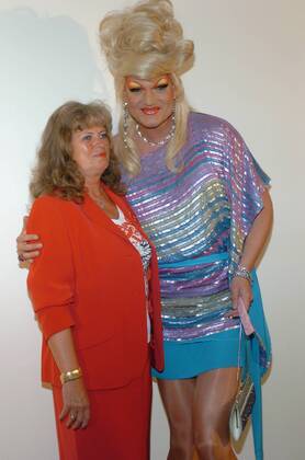 Olivia Jones (Travestiekünstlerin) mit ihrer Mutter Evelyn Roth 08 05 her Mann Frau Kunst Künstler Travestiekünstler Travestie hoch Hochformat halb kleidung Drag-Queen Fernsehen TV Film Schauspiel Schauspielerin Model Politik parteilos parteilose leger Perücke Hochsteckfrisur blond stark geschminkt Make-up Lidschatten Lippenstift falsche Wimpern Kette Kleid Minirock Armband Perlenkette Armkette Ohrringe Schmuck Ring blaue Schuhe Handtasche in der linken Hand haltend roter Blazer Rock lange Haare stehend umarmend Umarmung lächelnd lächeln lachen lachend Fototermin zu Herman & Tietjen am 19.08.2005 in Hamburg