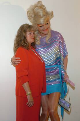 Olivia Jones (Travestiekünstlerin) mit ihrer Mutter Evelyn Roth 08 05 her Mann Frau Kunst Künstler Travestiekünstler Travestie hoch Hochformat halb kleidung Drag-Queen Fernsehen TV Film Schauspiel Schauspielerin Model Politik parteilos parteilose leger Perücke Hochsteckfrisur blond stark geschminkt Make-up Lidschatten Lippenstift falsche Wimpern Kette Kleid Minirock Armband Perlenkette Armkette Ohrringe Schmuck Ring blaue Schuhe Handtasche in der linken Hand haltend roter Blazer Rock lange Haare stehend umarmend Umarmung lächelnd lächeln lachen lachend Fototermin zu Herman & Tietjen am 19.08.2005 in Hamburg