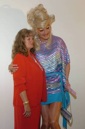Olivia Jones (Travestiekünstlerin) mit ihrer Mutter Evelyn Roth 08 05 her Mann Frau Kunst Künstler Travestiekünstler Travestie hoch Hochformat halb kleidung Drag-Queen Fernsehen TV Film Schauspiel Schauspielerin Model Politik parteilos parteilose leger Perücke Hochsteckfrisur blond stark geschminkt Make-up Lidschatten Lippenstift falsche Wimpern Kette Kleid Minirock Armband Perlenkette Armkette Ohrringe Schmuck Ring blaue Schuhe Handtasche in der linken Hand haltend roter Blazer Rock lange Haare stehend umarmend Umarmung lächelnd lächeln lachen lachend Fototermin zu Herman & Tietjen am 19.08.2005 in Hamburg