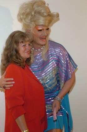 Olivia Jones (Travestiekünstlerin) mit ihrer Mutter Evelyn Roth 08 05 her Mann Frau Kunst Künstler Travestiekünstler Travestie hoch Hochformat halb kleidung Drag-Queen Fernsehen TV Film Schauspiel Schauspielerin Model Politik parteilos parteilose leger Perücke Hochsteckfrisur blond stark geschminkt Make-up Lidschatten Lippenstift falsche Wimpern Kette Kleid Minirock Armband Perlenkette Armkette Ohrringe Schmuck Ring blaue Schuhe roter Blazer Rock lange Haare stehend umarmend Umarmung lächelnd lächeln lachen lachend Fototermin zu Herman & Tietjen am 19.08.2005 in Hamburg
