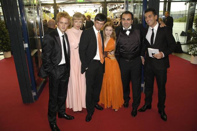 Axel Schreiber gestorben Hauptdarsteller von Türkisch für Anfänger (ARD) 10 06 thg Axel Schreiber, Anna Stieblich, ???, Josefine Preuß, Adnan Maral und Elyas M Barek (v.li.) am 20. Oktober 2006 bei Der Deutsche Fernsehpreis 2006 im Coloneum in Köln Schauspieler Schauspielerin Schauspielerinnen Frauen Frau Mann Männer Serie Reihe Fernsehserie TV Fernsehen elegant festlich seriös Anzug Smoking Kleid Querformat quer ganz stehend lächelnd Deutscher Preis TV Fernsehen Auszeichnung Gala Veranstaltung rot roter Teppich Fredy