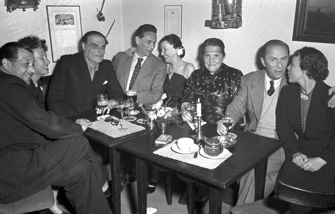 1. Internationale Filmfestspiele Berlin 1st Berlin Film Festival (Berlinale), 06.-17. Juni 1951 Lil Dagover mit Gesellschaft