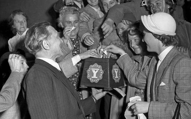 1. Internationale Filmfestspiele Berlin 1st Berlin Film Festival (Berlinale), 06.-17. Juni 1951 Abgabe der Stimmzettel für die Berlinale-Publikumswahl
