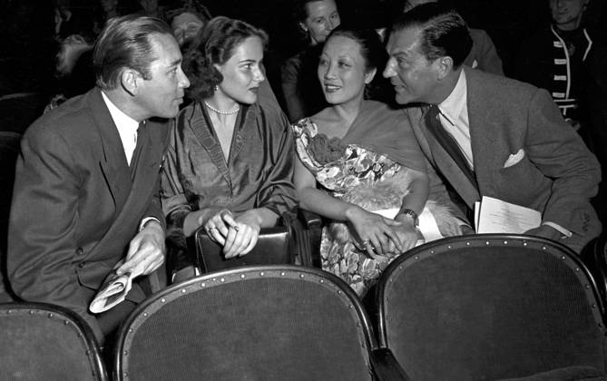 1. Internationale Filmfestspiele Berlin 1st Berlin Film Festival (Berlinale), 06.-17. Juni 1951 Michi Tanaka und Viktor de Kowa mit Kollegen