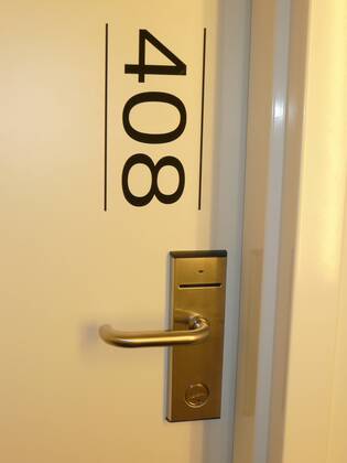 Feature Symbol: Hotel 10 08 pp Belgien Antwerpen Hotel Flur Hotel-Flur Gang Zimmer Hotelzimmer Tür Türen Klinke Türklinke Schloss Türschloss Nummer Zahl Zimmernummer Zimmer-Nummer Karte Zimmerkarte Zimmer-Karte elektronisch elektronische Kartensystem Karten-System Sicherheit verschlossen verschließen geschlossen schließen abschließen doorknob hotel Korridor belgium antwerp hoch