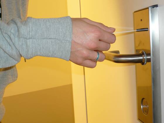 Feature Symbol: Hotel 10 08 pp Belgien Antwerpen Hotel Flur Hotel-Flur Gang Zimmer Hotelzimmer Tür Türen Klinke Türklinke Schloss Türschloss Karte Zimmerkarte Zimmer-Karte elektronisch elektronische Kartensystem Karten-System Sicherheit verschlossen verschließen geschlossen schließen abschließen aufschließen öffnen doorlock lock hotel Korridor belgium antwerp quer