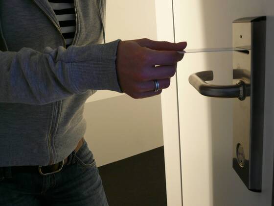 Feature Symbol: Hotel 10 08 pp Belgien Antwerpen Hotel Flur Hotel-Flur Gang Zimmer Hotelzimmer Tür Türen Klinke Türklinke Schloss Türschloss Karte Zimmerkarte Zimmer-Karte elektronisch elektronische Kartensystem Karten-System Sicherheit verschlossen verschließen geschlossen schließen abschließen aufschließen öffnen doorlock lock hotel Korridor belgium antwerp quer