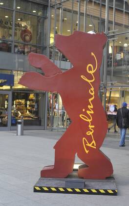 Berlinale-Bär am Potsdamer Platz anlässlich der bevorstehenden 62. Internationalen Filmfestspiele in Berlin 62. Internationale Filmfestspiele Berlin sn-phBln2012