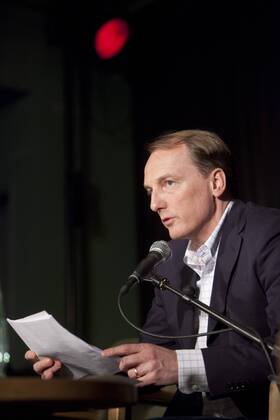 Der österreichische Autor Marc Elsberg liest aus seinem Roman BLACKOUT - Morgen ist es zu spät im Grünen Salon der Volksbühne am Rosa-Luxemburg-Platz in Berlin, Feuilleton, Kultur, Literatur, Lesung, Personen, Europa, Deutschland, Berlin,