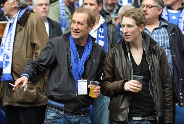14-04-2012, Fussball, Saison 2011-2012, 1. Bundesliga, 31. Spieltag, FC Schalke 04 - Borussia Dortmund 1-2, Schauspieler Peter Lohmeyer (li.) und Schauspieler Louis Klamroth auf der Tribüne