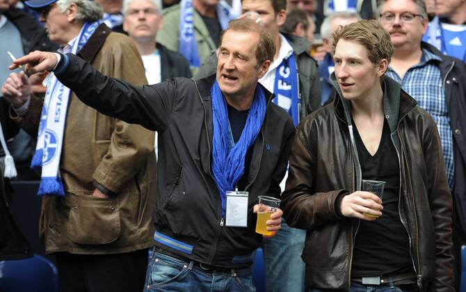 14-04-2012, Fussball, Saison 2011-2012, 1. Bundesliga, 31. Spieltag, FC Schalke 04 - Borussia Dortmund 1-2, Schauspieler Peter Lohmeyer (li.) und Schauspieler Louis Klamroth auf der Tribüne