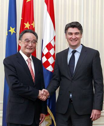 (120519) -- ZAGREB, May 19, 2012 (Xinhua) -- Wu Bangguo (L), chairman of the Standing Committee of China s National People s Congress (NPC), shakes hands with Croatian Prime Minister Zoran Milanovic during a meeting in Zagreb, capital of Croatia, May 18, 2012. (Xinhua Ju Peng) (lmm) CROATIA-ZAGREB-CHINA-WU BANGGUO-ZORAN MILANOVIC-MEETING 