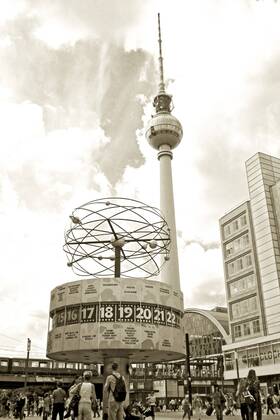 Urania-Weltzeituhr Sightseeing Berlin Foto:xP.xSkupinx xFuturexImage